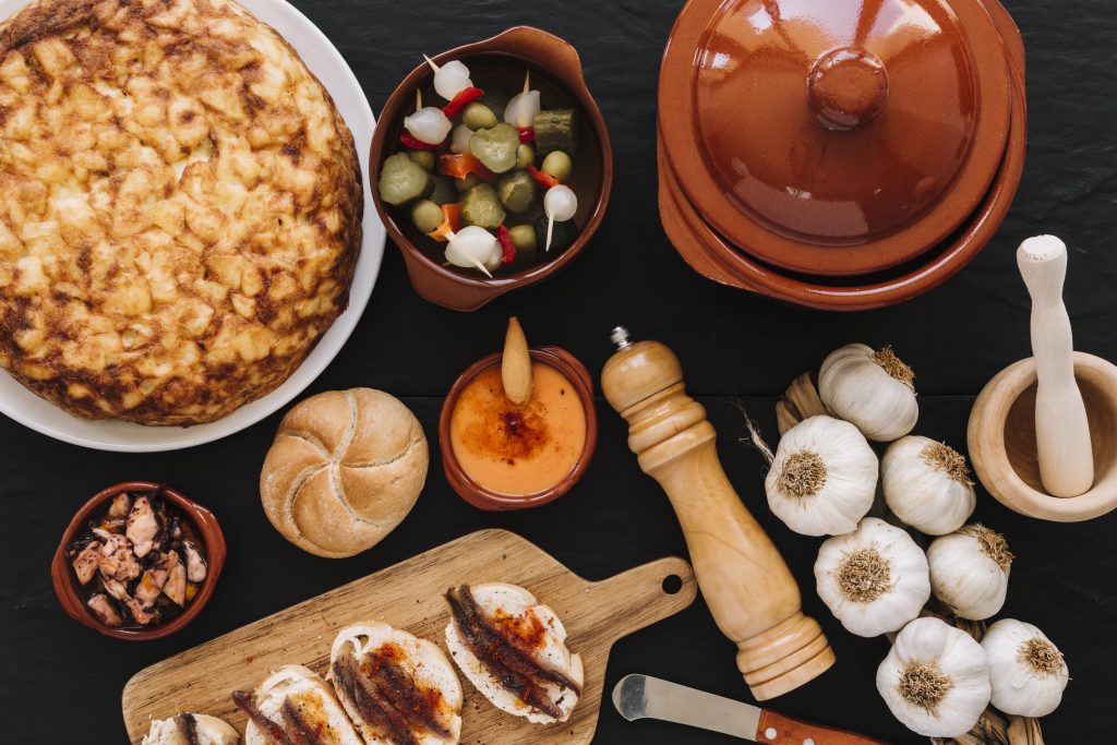 pote y especias cerca de la comida